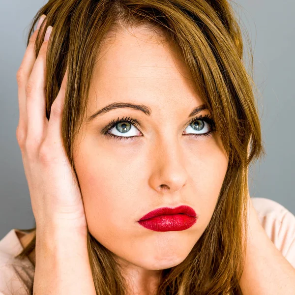 Jonge vrouw zoekt verveeld en boos — Stockfoto
