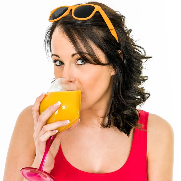 Vrouw drinken van een glas verse jus d'orange — Stockfoto