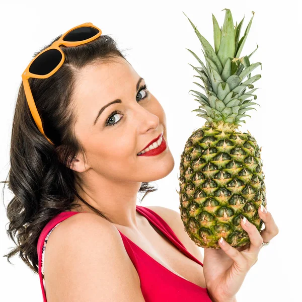 Donna che tiene un ananas fresco maturo — Foto Stock