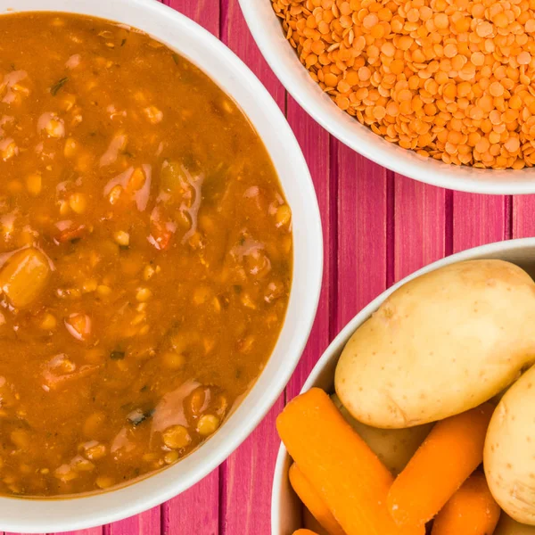 Schüssel mit frischem Gemüse und Linsensuppe — Stockfoto