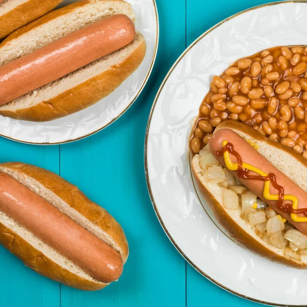 Frankfruter Hot Dog w kok z cebulą i fasoli — Zdjęcie stockowe