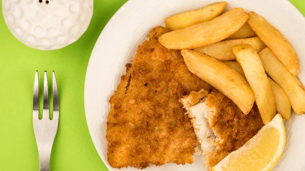 Peixe popular tradicional e batatas fritas — Fotografia de Stock