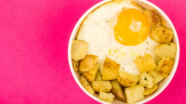 Jajko sadzone z ziemniakami w misce — Zdjęcie stockowe