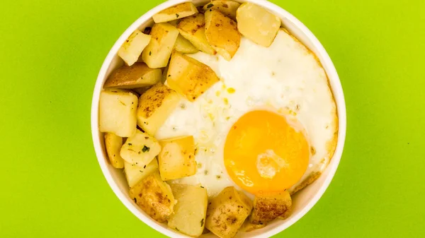 Uovo fritto con patate fritte in una ciotola — Foto Stock