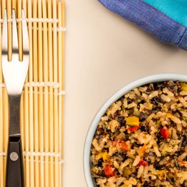 Sağlıklı vejetaryen veya Vegan yemek pilav ve Quinoa