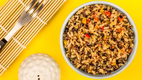 Sağlıklı vejetaryen veya Vegan yemek pilav ve Quinoa