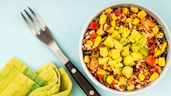 Ensalada de arroz y aguacate estilo mexicano vegetariano o pagano —  Fotos de Stock