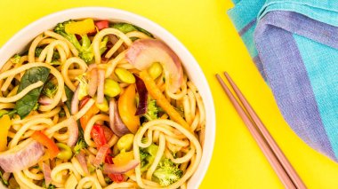 Kızarmış yumurta noodle taze sebze ile karıştırın