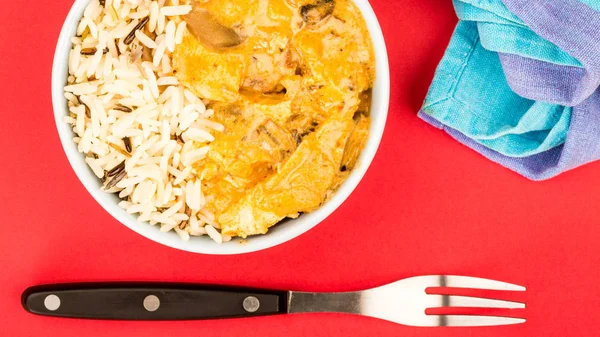 Hühner- und Pilzstroganoff mit Reis — Stockfoto