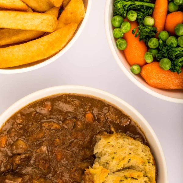 Traditionella brittiska nötkött gryta med Dumplings — Stockfoto