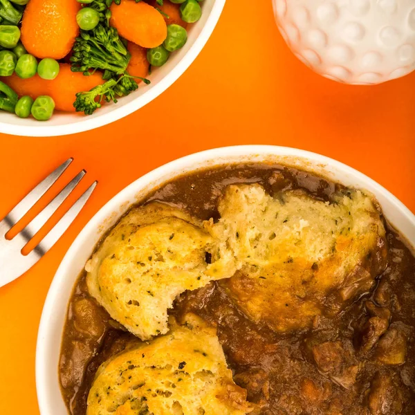 Traditionella brittiska nötkött gryta med Dumplings — Stockfoto