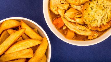 Geleneksel tavuk ve hamur tatlısı güveç