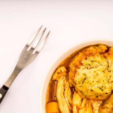 Geleneksel tavuk ve hamur tatlısı güveç