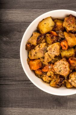 Çekti domuz ve kök sebzeler ile doldurma