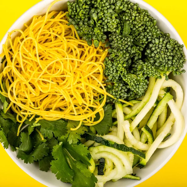 Gezond vegetarisch of veganistisch Noodle Buddha Bowl — Stockfoto