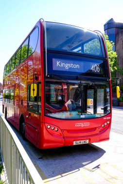 Londra, İngiltere, 15 Mayıs 2020, Seyahat Kısıtlamalarının Gevşetilmesi Yolcularla Dolu Londra Otobüslerini Gördü. En az 15 otobüs işçisinin öldüğü biliniyor.