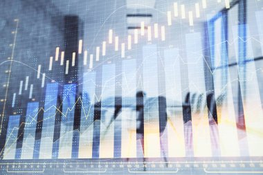 Konferans odası arka planda hisse senedi piyasası grafik Multi pozlama. Finansal analiz konsepti