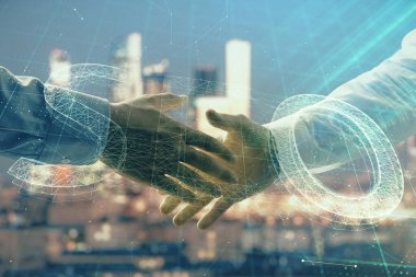 İki kişi el sıkışması ile şehir görünümü arka planda SEO işareti hologram çift pozlama. İş içinde arama optimizasyonu kavramı