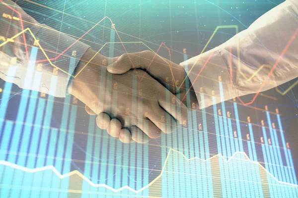 Мультиэкспозиция форекс-графика на абстрактном фоне с рукопожатием двух бизнесменов. Концепция успеха на фондовом рынке — стоковое фото