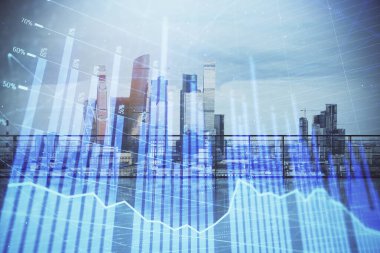 Çatı arka planda şehir görünümü ile Forex grafik hologram. Çift pozlama. Hisse senedi piyasası konsepti.