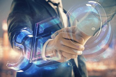 İki kişi el sıkışması ile şehir görünümü arka planda SEO işareti hologram çift pozlama. İş içinde arama optimizasyonu kavramı