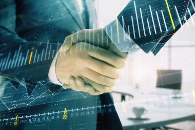 İki işadamı el sıkışması ile ofis arka planda mali grafik Multi pozlama. İş başarısı kavramı