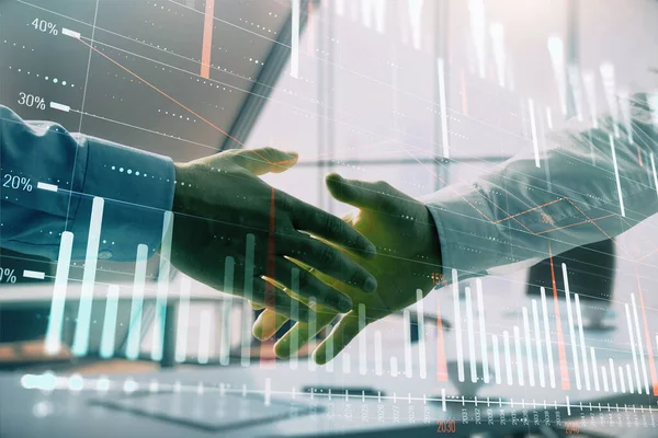 Мультиэкспозиция финансового графика на офисном фоне с рукопожатием двух бизнесменов. Концепция успеха в бизнесе — стоковое фото
