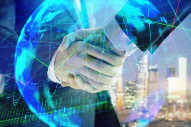 İki işadamı el sıkışması ile Cityscape arka planda mali grafik ve Dünya haritasına çift pozlama. Uluslararası yatırım konsepti