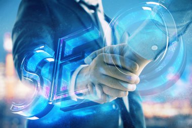 İki kişi el sıkışması ile şehir görünümü arka planda SEO işareti hologram çift pozlama. İş içinde arama optimizasyonu kavramı