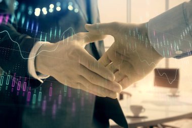 İki işadamı el sıkışması ile ofis arka planda mali grafik Multi pozlama. İş başarısı kavramı