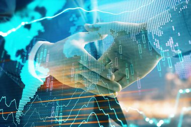 İki işadamı el sıkışması ile Cityscape arka planda mali grafik ve Dünya haritasına çift pozlama. Uluslararası yatırım konsepti