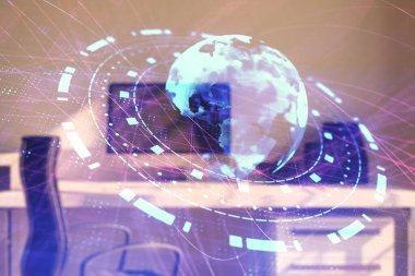 Harita hologram ve masaüstü ofis bilgisayar arka plan. Çok pozlama. Uluslararası iş konsepti
