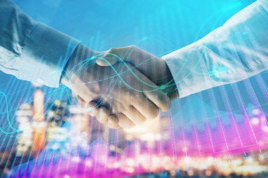 İki işadamı el sıkışması ile Cityscape arka planda mali grafik çift pozlama. Finansal analiz ve yatırım fırsatları konsepti