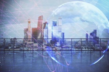 Çatıdan şehir manzaralı hologramı haritala. Çift pozlama.