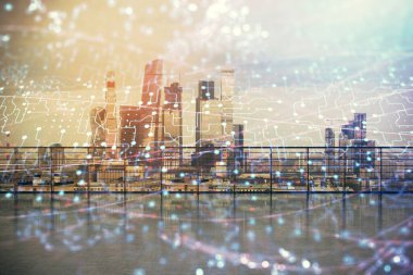 Çatıdan şehir manzaralı teknoloji temalı hologram. Çift pozlama.