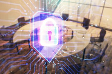 Konferans odası arka planında kilit simgesi hologramının çift pozlaması. Siber güvenlik kavramı