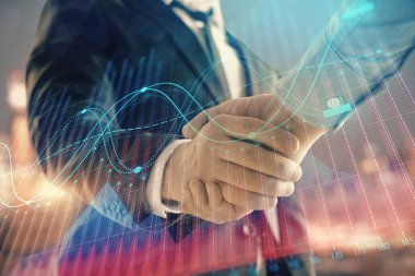 İki işadamı el sıkışması ile Cityscape arka planda mali grafik çift pozlama. Finansal analiz ve yatırım fırsatları konsepti