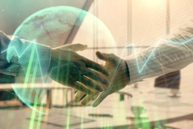 İki işadamı el sıkışması ile ofis arka planda mali grafik ve harita çok pozlama. İş başarısı kavramı