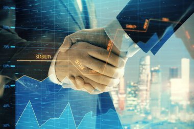 İki işadamı el sıkışması ile Cityscape arka planda mali grafik çift pozlama. Finansal analiz ve yatırım fırsatları konsepti