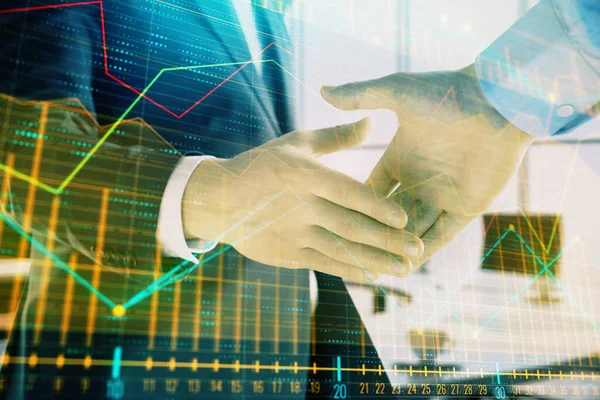 Multi expozíció a pénzügyi grafikon az irodai háttér két üzletember kézfogás. Sikerkoncepció az üzleti életben — Stock Fotó