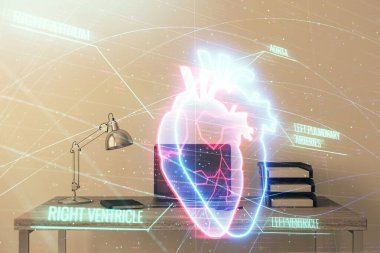 Masaüstü ofis arka plan ile kalp hologramı. Çifte pozlama. Tıp eğitimi kavramı