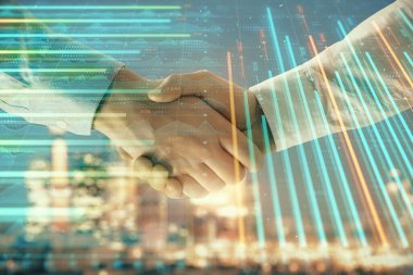 İki işadamı el sıkışması ile Cityscape arka planda mali grafik çift pozlama. Finansal analiz ve yatırım fırsatları konsepti