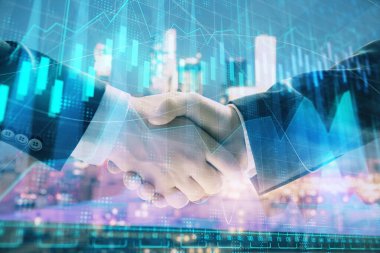 İki işadamı el sıkışması ile Cityscape arka planda mali grafik çift pozlama. Finansal analiz ve yatırım fırsatları konsepti