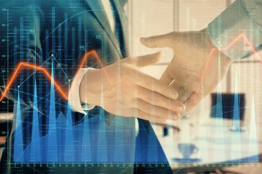 İki işadamı el sıkışması ile ofis arka planda mali grafik Multi pozlama. İş başarısı kavramı