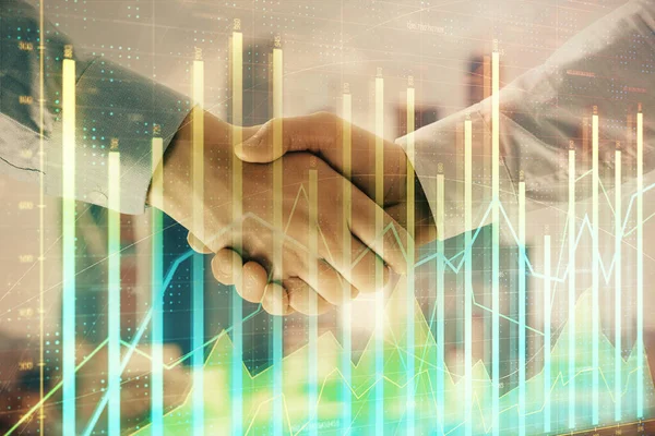2人のビジネスマンの握手で都市景観の背景に金融グラフの二重露出。株式市場取引の概念 — ストック写真