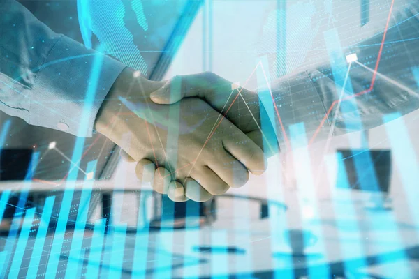 2人のビジネスマンの握手でオフィスの背景に金融チャートとマップのマルチ露出。ビジネスにおける成功の概念 — ストック写真