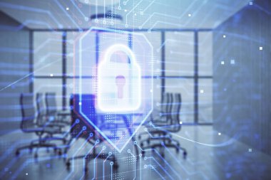 Konferans odası arka planında kilit simgesi hologramının çift pozlaması. Siber güvenlik kavramı