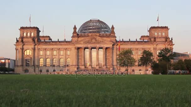 ベルリンの国会議事堂 Reichstag ドイツの議会の会議のための会場として建てられました — ストック動画
