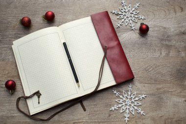 Not defteri ahşap masanın üzerinde, notlar için fotokopi alanı var. Yeni yılın çözünürlük arka planı. 