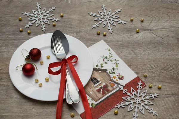 Ensemble Table Noël Avec Décorations Sur Table Bois Plats Serviettes — Photo